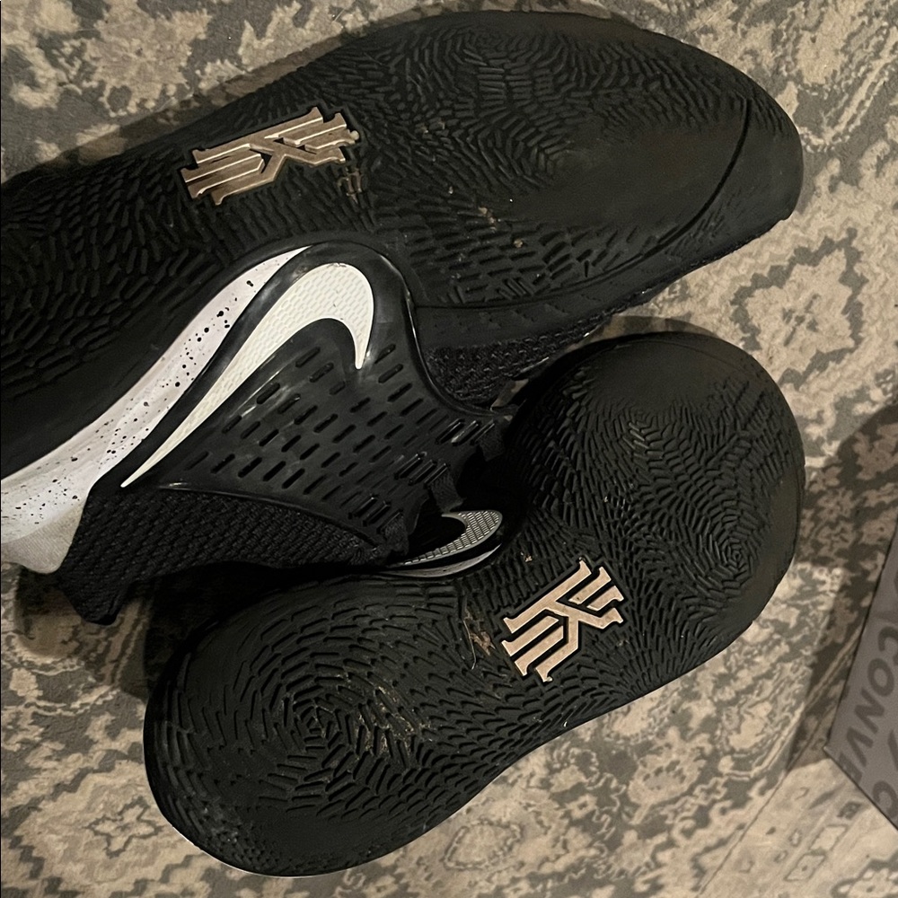 Kyrie 3 Low Black White